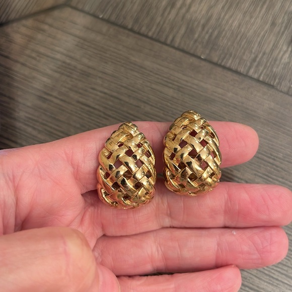 Large Vintage Givenchy Basket Weave Earrings Clip On Signed Gold-tone - Picture 11 of 17